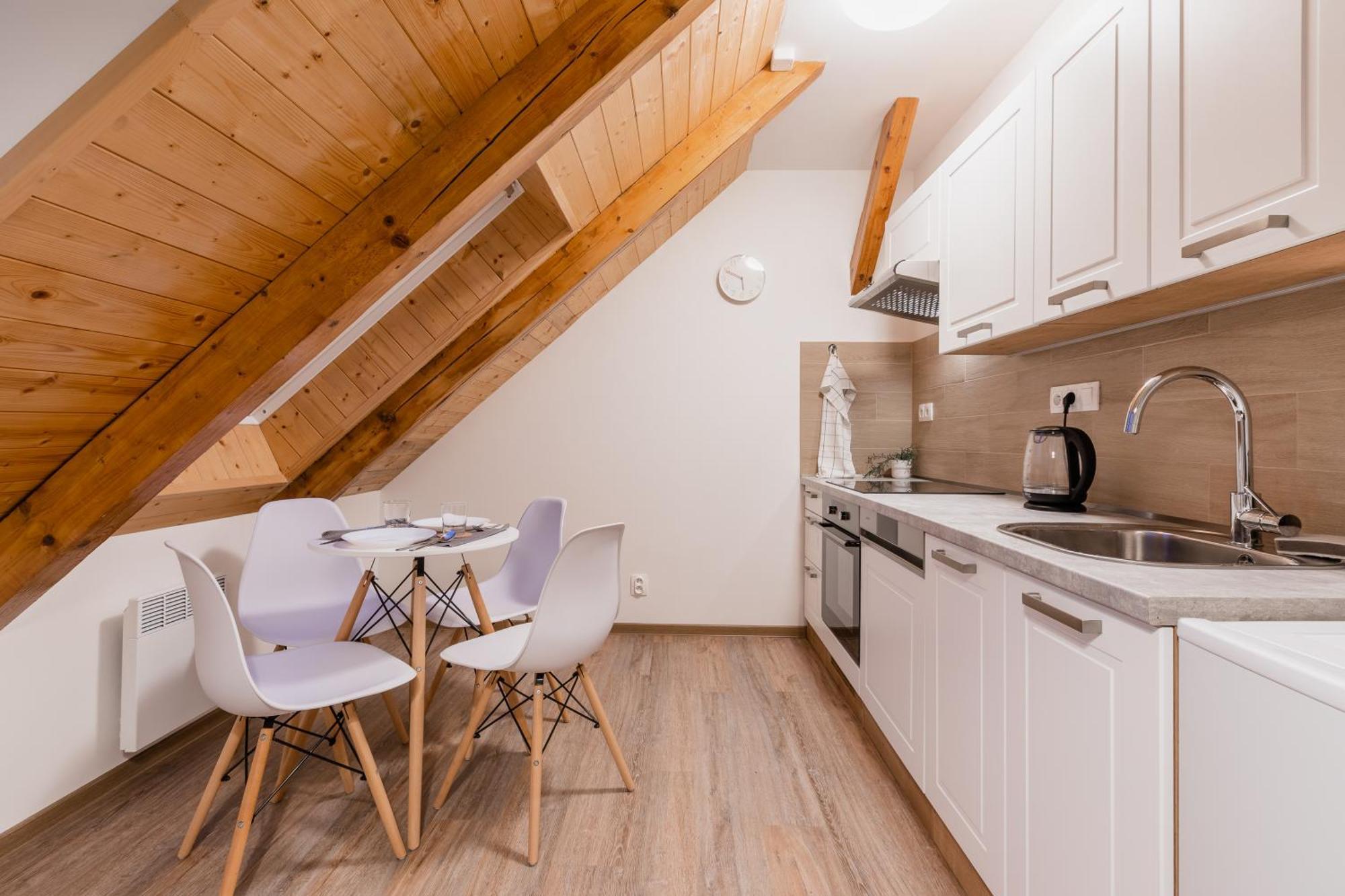 אולומוץ Romanticky Loft Parking U Hlavniho Nadrazi מראה חיצוני תמונה