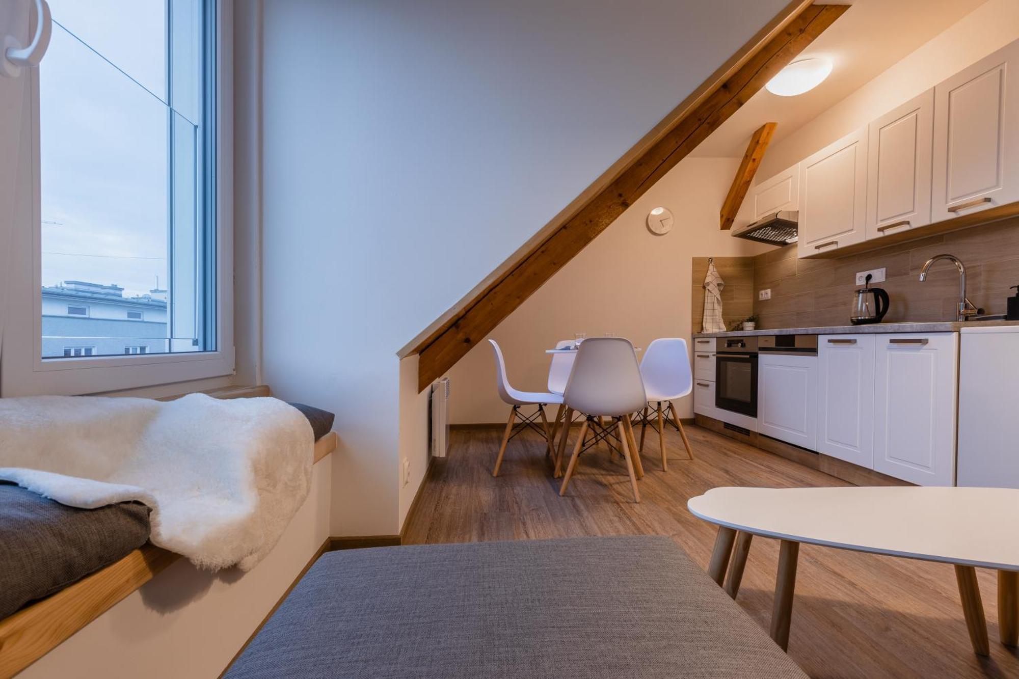 אולומוץ Romanticky Loft Parking U Hlavniho Nadrazi מראה חיצוני תמונה